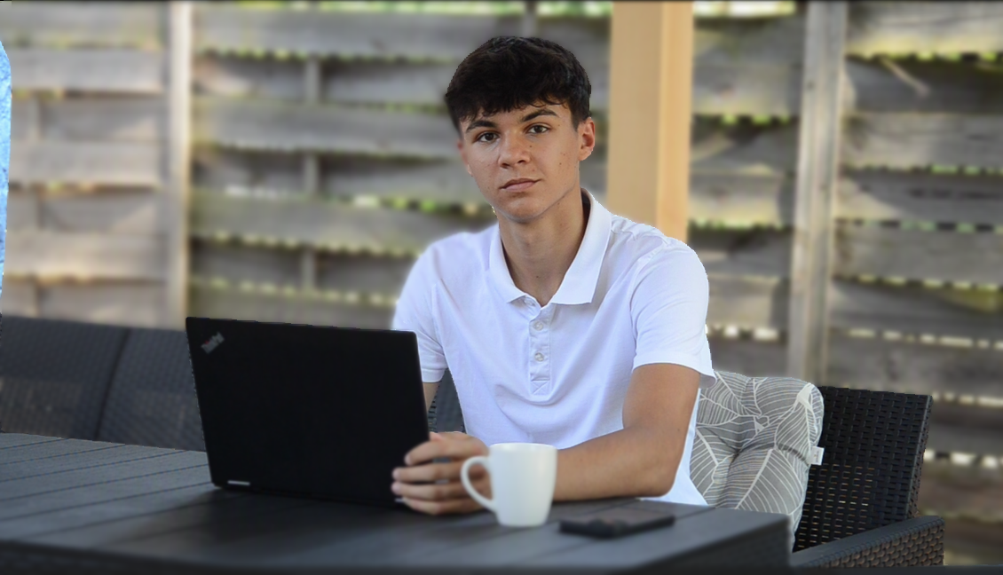 Marcel Pijarski przy laptopie, tworzenie stron internetowych